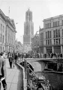 853223 Gezicht op de drukte op de Stadhuisbrug te Utrecht tijdens de intocht van de geallieerden; op de achtergrond de ...